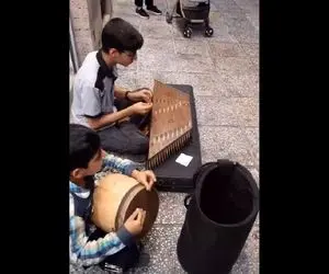 آواز خیابانی؛ دو طفل معصوم چه دلنشین آهنگ مجنونم و میگردم کسی نمیدونه دردم رو میخونه