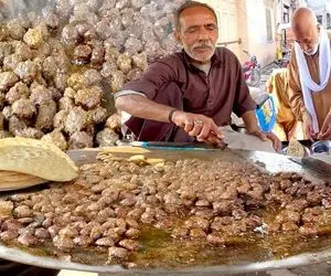 غذای خیابانی؛ ببینید این پیرمرد تو یه محله فقیر چه کباب انگشتی لذیذی میده دست ملت