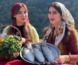 آشپزی خوش پخت دهاتی؛ سه خانم محلی اهل گیلان با ظاهر آراسته چه ماهی شکم پری می پزن
