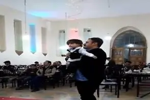آواز شاد؛ باباهه بچه رو از بغل گذاشت زمین جغله پرید با یه ذره بودنش همچین رقصید دیدنی