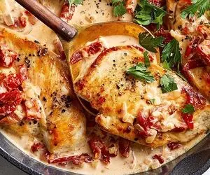 طرز پخت کتلت مرغ با سس خامه ای گوجه فرنگی 