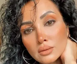 روناک یونسی با شلوار تنگ و کاپشن خلبانی با ژست خاص / عکس