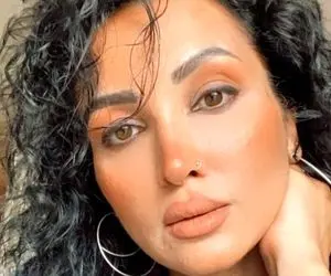 روناک یونسی با شلوار تنگ و کاپشن خلبانی با ژست خاص / عکس