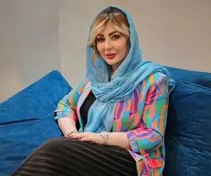 نگاهی به دیزاین کلاسیک منزل نیوشا ضیغمی؛  از پرده پانچ تا مکرومه و لوستر حبابی مدرن