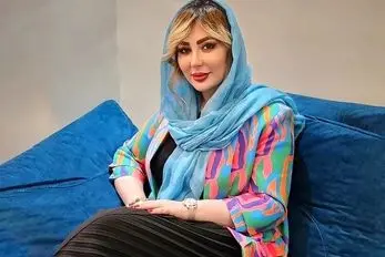نگاهی به دیزاین کلاسیک منزل نیوشا ضیغمی؛  از پرده پانچ تا مکرومه و لوستر حبابی مدرن