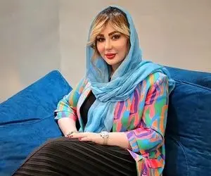 نگاهی به دیزاین کلاسیک منزل نیوشا ضیغمی؛  از پرده پانچ تا مکرومه و لوستر حبابی مدرن