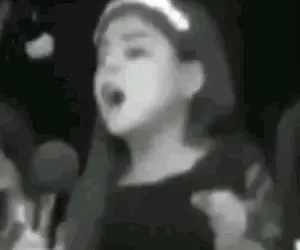 آواز معروفا؛ دخترک کوچیک زیبا چه با غم بزرگ میخونه/دلت میخواد خودتو بزنی