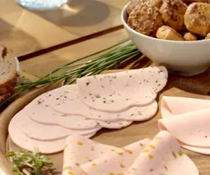 (عکس) پر مرغ در کالباس؛ باور ندارید ببینید!