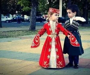 آواز محلی؛ آذربایجان قیزی لباس فاخر درباری پوشیده چه رقص آذری میره