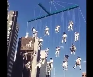 آواز خیابانی؛ اوه دیگه اینطور کنسرت ندیده بودم از آسمون آویزونن فقط لیدرشون که برعکس