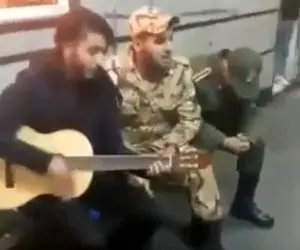 آواز غمگین؛ خوندن دو سرباز نظامی که ته دلشون خیلی ناراحتی دارن با صداش حسشو رسوند