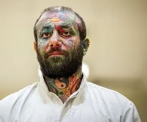 (عکس) حضور مادر و خواهر تتلو در اولین جلسه دادگاه