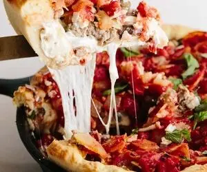 طرز پخت پیتزای بوقلمون و جوانه بروکسل