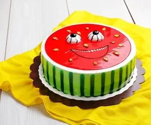 طرز تهیه کیک یخچالی با طرح هندوانه ویژه شب یلدا؛ سه سوته درست میشه