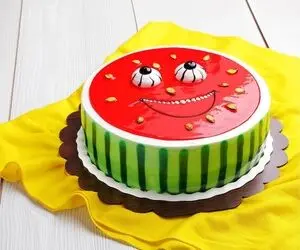 طرز تهیه کیک یخچالی با طرح هندوانه ویژه شب یلدا؛ سه سوته درست میشه