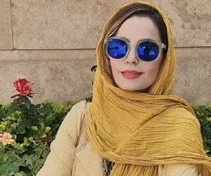 سلفی سپیده خداوردی در آینه با دامن گل گلی و کیف پلنگی!