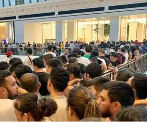 (عکس) صف خرید عاشقان آیفون در دبی ما هیچ فقط نگاه