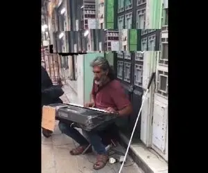آواز خیابانی؛ پیرمرد نابینا تو بارون با اٌرگ چه با حس آهنگ جوونیم رفتو میزنه!