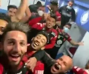 شادی پرسپولیسی‌ها در رختکن پس از قهرمانی نیم فصل