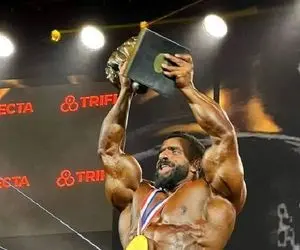 رونمایی از ساعت ویژه هادی چوپان در مسابقات مسترالمپیا