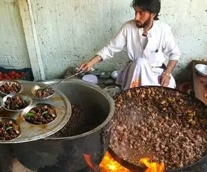 غذای خیابانی؛ ببینید این جغول بغول تو خیابان چه جذاب طبخ میشه و چقدر هم پر مشتری هستش