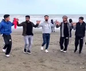آواز برزنی؛ جوانان لر لب ساحل با ریتم با دستمال رقص لری میرن ملت مثل مور و ملخ ریختن
