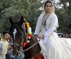 آواز عروسی؛ زیر برف عروس نشوندن رو اسب کارناوال راه انداختن