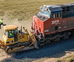 ابزارآلات غول پیکر؛ اپراتور بیل مکانیکی با مهارتاش کارایی میکنه که به عقلش شک کنی