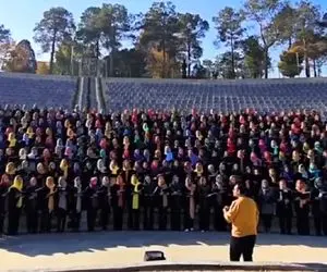 آواز گروهی؛ 100 تا خانوم با لباس زیبا هماهنگ من از خدامه مهستی رو می خونن