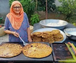 غذای روستایی؛ وقتی مامان بزرگ هندی یه چیز مثل الویه تو خمیر میکنه و پهن میکنه کف تابه