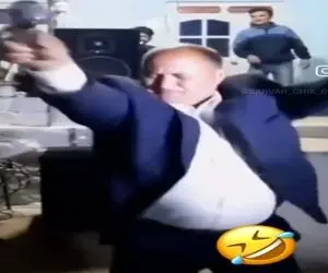 آواز شاد؛ عموی پیر انقد خفن خوند و رقصید که جوونا تاب رقابت باهاشو ندارن پشت صحنه ان