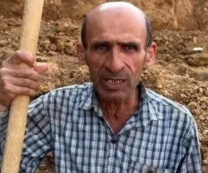 آواز جگرسوز؛ گور کن تو قبر بیل به دست و دستکش تو جیب چه با سوز آهنگ نرگس رو میخونه