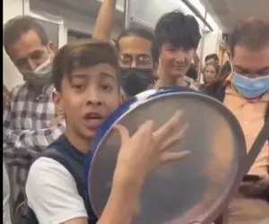 آواز شاد؛ پسربچه با دف آهنگ یه ستاره تو آسمونه ابراهیم زاده رو تو مترو میخونه