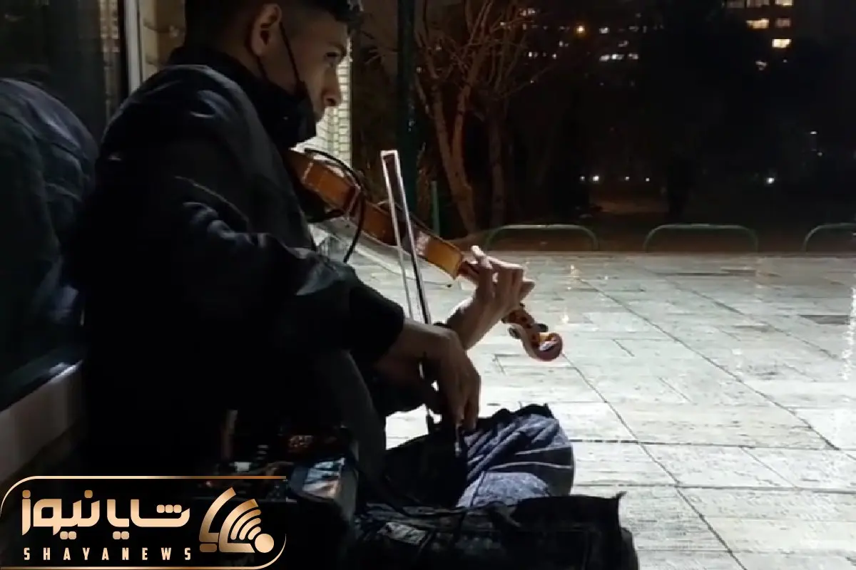 آواز خیابانی؛ ببینید پسره تو بارون چه سوزناک آهنگ سلطان قلب ها رو میزنه اشک در میاره