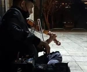 آواز خیابانی؛ ببینید پسره تو بارون چه سوزناک آهنگ سلطان قلب ها رو میزنه اشک در میاره
