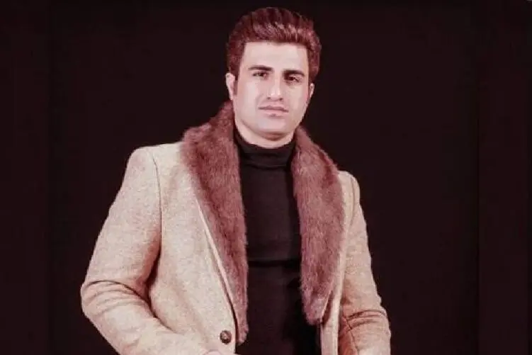 شکار لحظه؛ محسن لرستانی در آغوش مادر و همسرش 