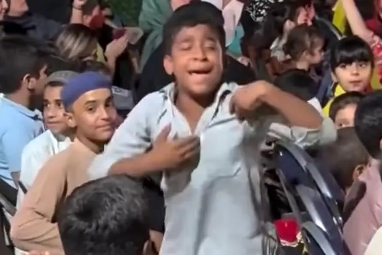 آواز محلی؛ رقص از ته دل بلوچی این بچه که انگار از قفس فرار کرده داره عقده گشایی میکنه