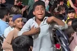 آواز محلی؛ رقص از ته دل بلوچی این بچه که انگار از قفس فرار کرده داره عقده گشایی میکنه