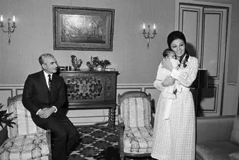 سفر به ایام قدیم ندیم؛ قیافه فرح دیبا بًهت زده در اتاق دوران جاهلیتش