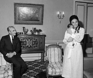 سفر به ایام قدیم ندیم؛ قیافه فرح دیبا بًهت زده در اتاق دوران جاهلیتش