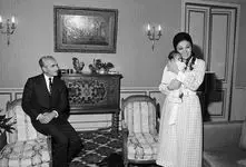 سفر به ایام قدیم ندیم؛ قیافه فرح دیبا بًهت زده در اتاق دوران جاهلیتش