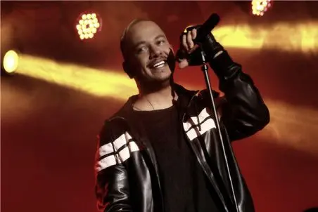 آواز احساسی/اون که واست بهم میرخت اشوان سالن رو گریه اندخته /با عمق وجودش میخونه