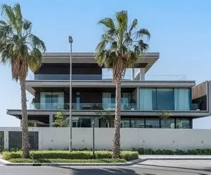 معماری خلاقانه؛ ویلای شیشه‌ای سفارشی منحصر به فرد با تراس پشت بام خیره کننده 