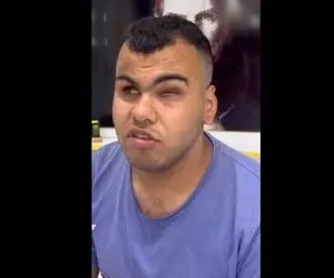 آواز خیابانی؛ ببینید این آقای نابینا با سیلی زدن به خودش چه آهنگ بندری میزنه بنازم!