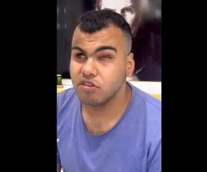 آواز خیابانی؛ ببینید این آقای نابینا با سیلی زدن به خودش چه آهنگ بندری میزنه بنازم!