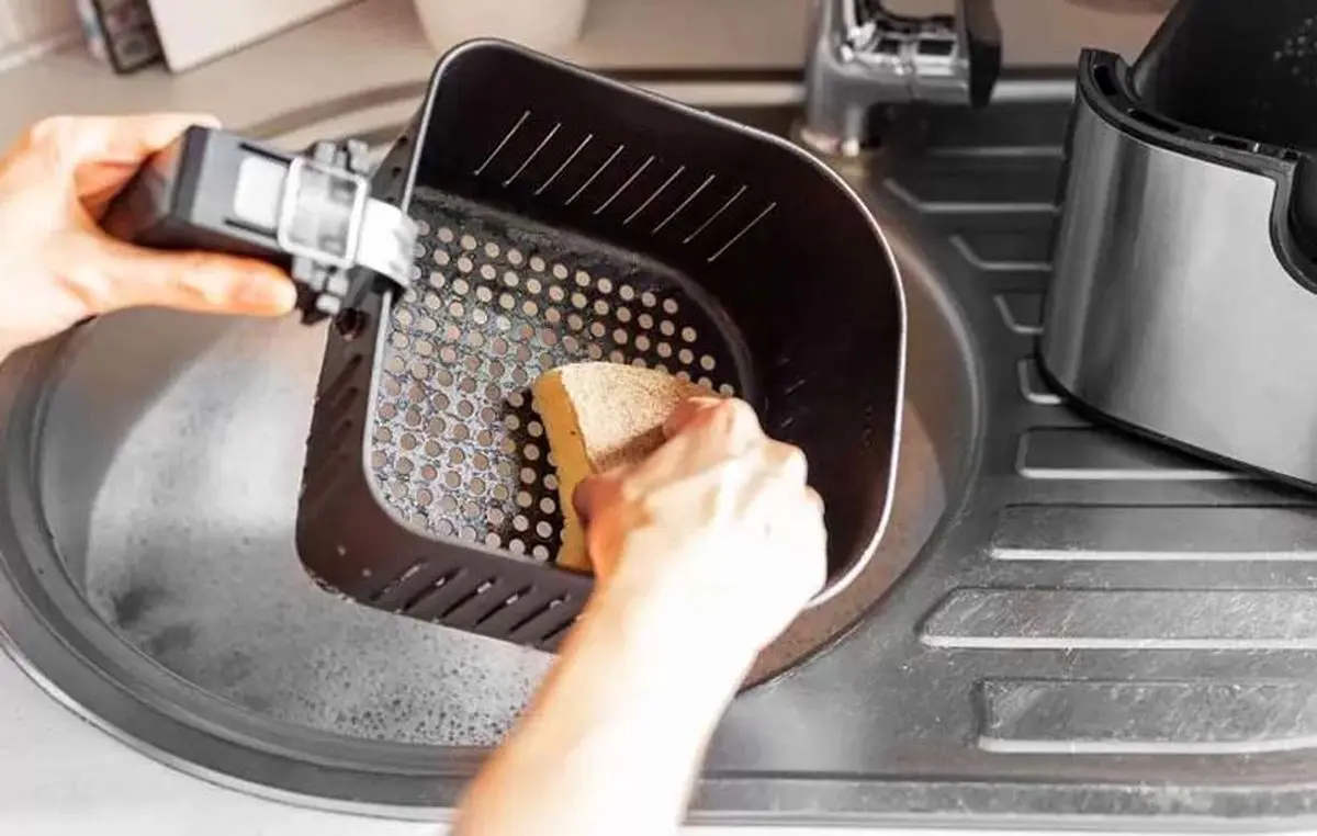 Cleaning-the-fryer-05