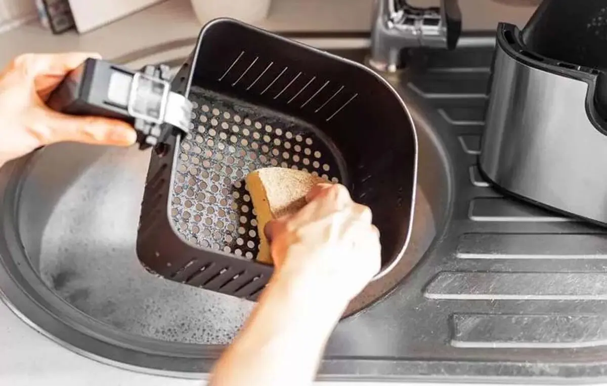 Cleaning-the-fryer-05