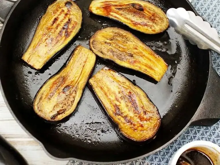 آموزش آشپزی؛ رازهای سرخ کردن بادمجان بدون جذب روغن + 3 تا ترفند مهم