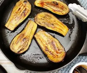 آموزش آشپزی؛ رازهای سرخ کردن بادمجان بدون جذب روغن + 3 تا ترفند مهم