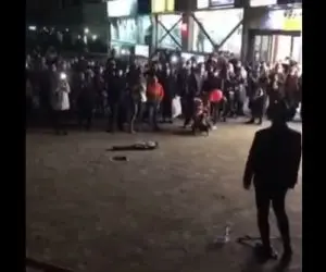 آواز خیابانی؛ ماشاالله به جمیعت ببینید آهنگ قصه عشق رو ملت باهم چه خفن اجرا میکنن!